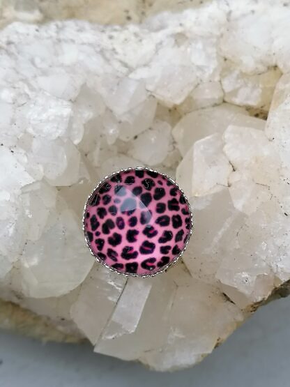 Cabochon Fingerring mit 20mm Cabochon Glasperle rosa mit Leopardenmuster 17mm aus Metall grösser verstellbar
