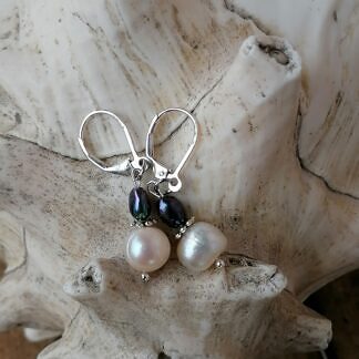 Perlen Ohrringe mit weissen und auberginen Zuchtperlen Blumenrondelle in Antiksilber und Brisuren 925 Silber