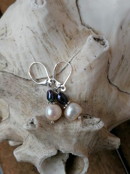 Perlen Ohrringe mit weissen und auberginen Zuchtperlen Blumenrondelle in Antiksilber und Brisuren 925 Silber
