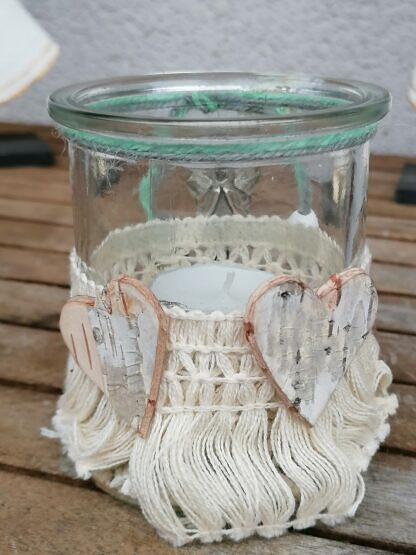 Windlicht Teelicht Teelichthalter Kerzenhalter aus Glas mit Makramee Band hellgrünen und weissen Wollschnüren umwickelt Holzherzen und Schutzengelanhänger
