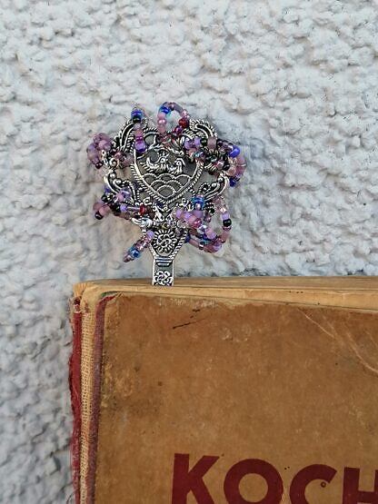 Lesezeichen Buchzeichen Metall Silber mit Herzornament Kopf umwickelt mit winzigen violetten und rosa Glasperlen