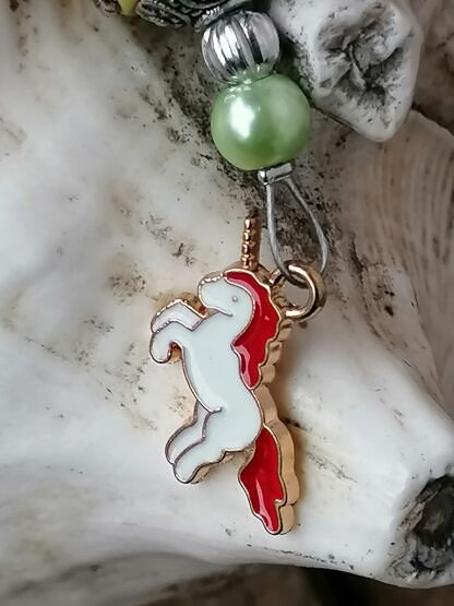 Schlüsselanhänger mit Einhorn mit rotweissem emaillierten Einhornanhänger gelber Kashmiriperle hellgrünen Glanzperlen und silbernen Metallperlen