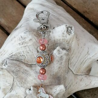 Schlüsselanhänger mit Einhorn mit rosaweissem emaillierten Einhornanhänger beiger Kashmiriperle goldbraunen Glanzperlen und rosa Glasperlen