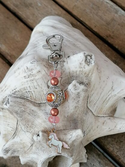 Schlüsselanhänger mit Einhorn mit rosaweissem emaillierten Einhornanhänger beiger Kashmiriperle goldbraunen Glanzperlen und rosa Glasperlen
