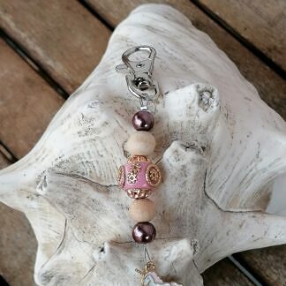 Schlüsselanhänger mit Einhorn mit rosaweissem emaillierten Einhornanhänger rosa Kashmiriperle dunkelbraunen Glanzperlen und hellen Holzperlen