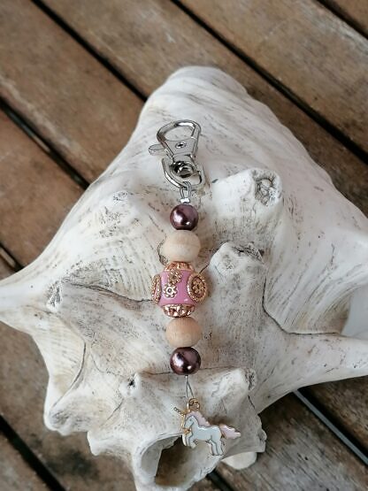 Schlüsselanhänger mit Einhorn mit rosaweissem emaillierten Einhornanhänger rosa Kashmiriperle dunkelbraunen Glanzperlen und hellen Holzperlen