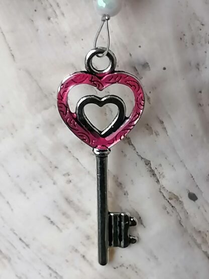 Schlüsselanhänger mit Herzschlüssel pink emailliert mit weissen facettierten Glasperlen Acrylrondellen violett petrol Kashmiriperle mit grünen & weissen Glas