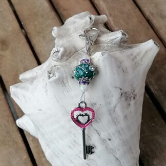 Schlüsselanhänger mit Herzschlüssel pink emailliert mit weissen facettierten Glasperlen Acrylrondellen violett petrol Kashmiriperle mit grünen & weissen Glas