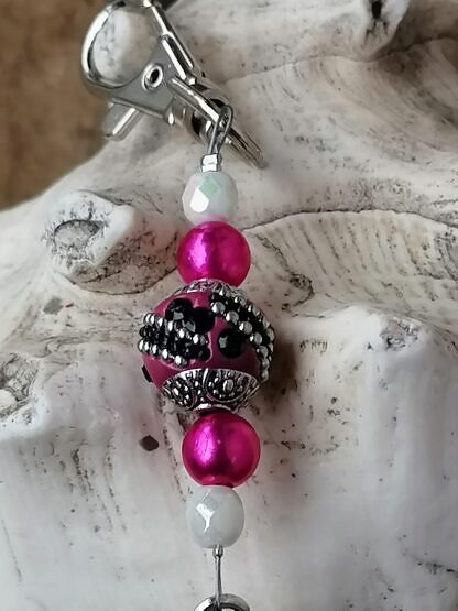 Schlüsselanhänger mit Herzschlüssel pink emailliert mit weissen facettierten Glasperlen pinken Glanzperlen pinker Kashmiriperle mit silbernen Ornamenten