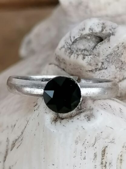 Silberring aus Altsilber verstellbar mit 6mm schwarzem Swarovski Kristall