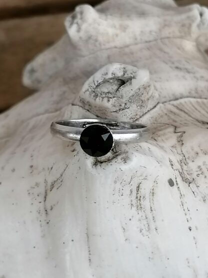 Silberring aus Altsilber verstellbar mit 6mm schwarzem Swarovski Kristall