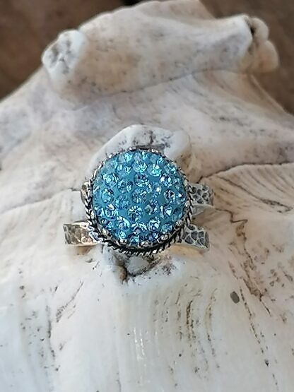 Silberring 925 Sterling Silber handgeschmiedet verstellbar mit 12mm Swarovski Cabochon aquamarin mit Kristallen