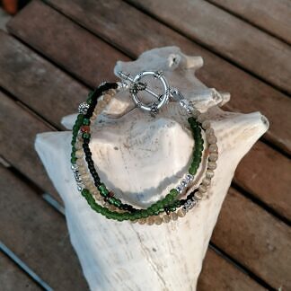 Frauen Armkette Armband mehrsträngig mit grünen Polarisperlen khaki Katzenaugen Glasperlen schwarzen Glasperlen Metallperlen grosser Knebelverschluss aus Antiksilber