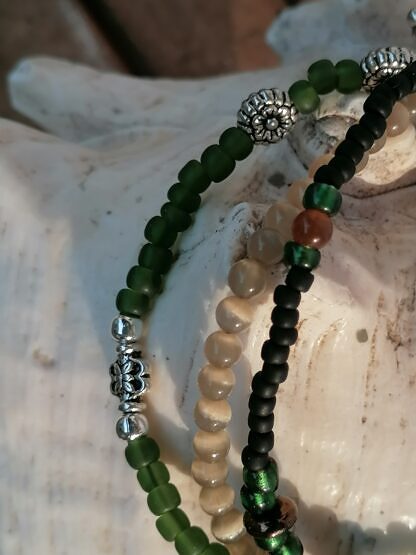 Frauen Armkette Armband mehrsträngig mit grünen Polarisperlen khaki Katzenaugen Glasperlen schwarzen Glasperlen Metallperlen grosser Knebelverschluss aus Antiksilber