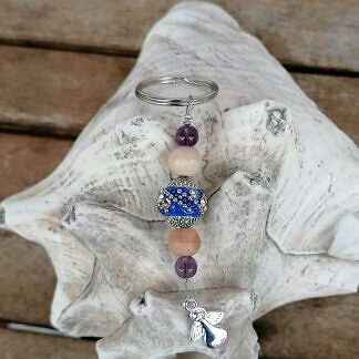Schutzengel Schlüsselanhänger mit dunkelblauer Kashmiriperle mit silbernen Ornamenten dunkelbraunen und lila Glanzperlen kleiner silberner Schutzengel