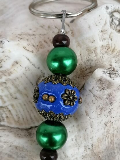 Schutzengel Schlüsselanhänger mit dunkelblauer Kashmiriperle mit bronze Ornamenten grünen Glanzperlen schwarzen Glasperlen kleinem silbernen Schutzengel