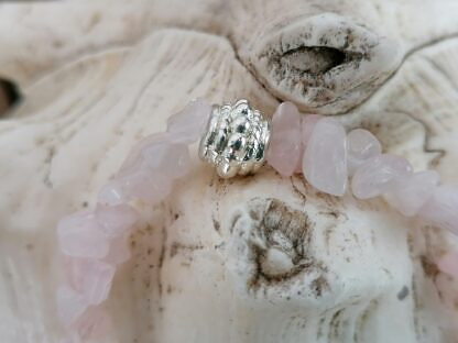 Edelstein Armband Armkette mit Rosenquarz Splitter versilberte gebürstete Perle in Herzform sowie silberfarbener Metallperle auf Elast aufgezogen