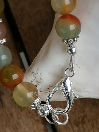 Kurze Edelstein Halskette Perlenkette mit braun grün orangen 8mm Achatperlen Perlmutt Engelsflügelanhänger Perlkappen Antiksilber und Karabinerverschluss