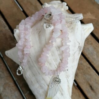 Kurze Edelstein Halskette Perlenkette Steinkette mit Rosenquarz Splitter Engelsflügelanhänger aus Perlmutt und Lotusblütenanhänger aus 925 Sterling Silber