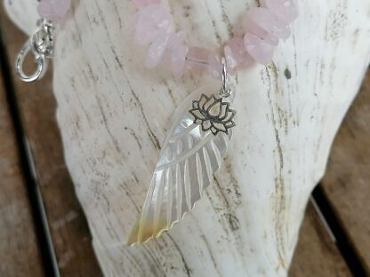 Kurze Edelstein Halskette Perlenkette Steinkette mit Rosenquarz Splitter Engelsflügelanhänger aus Perlmutt und Lotusblütenanhänger aus 925 Sterling Silber