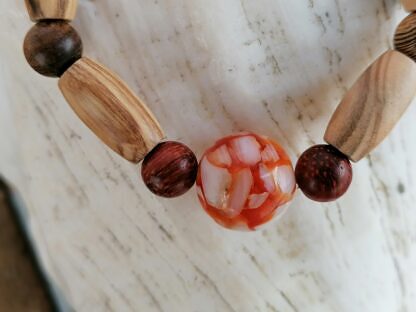 Armband Armkette Armschmuck mit Rosenholzperlen ovalen Olivenperlen roter Achatperle auf Elast aufgezogen