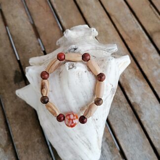 Armband Armkette Armschmuck mit Rosenholzperlen ovalen Olivenperlen roter Achatperle auf Elast aufgezogen