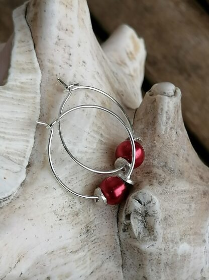 Kinder Creolen Ohrringe Durchmesser 2cm mit roter Glanzperle und zwei Silber Perlkappen 925