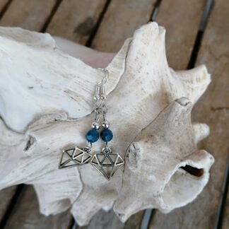 Kinder Ohrringe Ohrhänger mit blauen facettierten Glasperlen silbernen Metallperlen Ohrhänger aus 925 Silber und Dreiecksanhänger