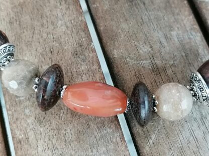 Kurze Edelstein Halskette Perlenkette Steinkette mit Amazonit Achat Trommelstein roten Jaspis Edelsteinplittern dunkelbraunen Kokosperlen Perlkappen aus Antiksilber silber Karabinerverschluss