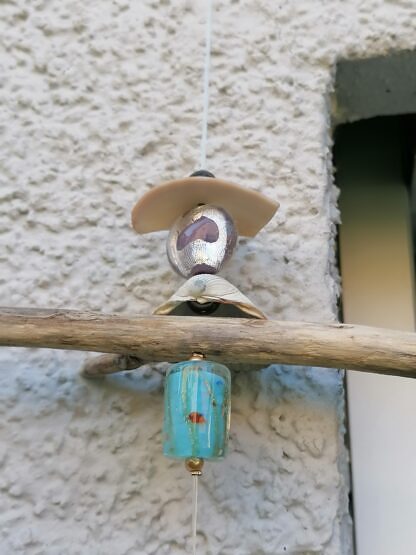 Schwemmholz Girlande Treibholz Mobile Windspiel mit Herzanhänger aus blaulila Glas Muscheln helllblauen und türkis Lampworkperlen weissen facettierten Glasperlen