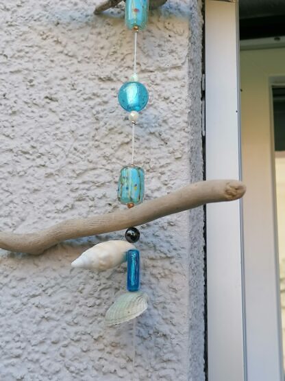 Schwemmholz Girlande Treibholz Mobile Windspiel mit Herzanhänger aus blaulila Glas Muscheln helllblauen und türkis Lampworkperlen weissen facettierten Glasperlen