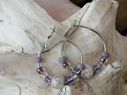 Kinder Creolen Ohrringe Durchmesser 2.5cm mit kleinen Glasperlen violett lila altrosa sowie Sternenstaub Metallperle