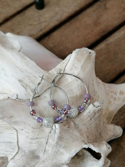 Kinder Creolen Ohrringe Durchmesser 2.5cm mit kleinen Glasperlen violett lila altrosa sowie Sternenstaub Metallperle