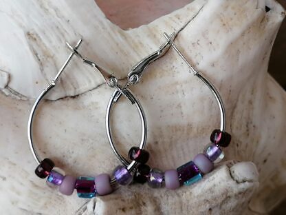 Kinder Creolen Ohrringe Durchmesser 2.5cm mit kleinen runden und quadratischen Glasperlen violett lila altrosa violett-blau