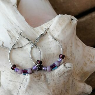Kinder Creolen Ohrringe Durchmesser 2.5cm mit kleinen runden und quadratischen Glasperlen violett lila altrosa violett-blau
