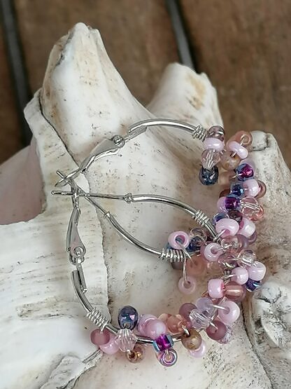 Creolen Perlen Ohrringe 2.5 x 3cm mit rosa violetten pinken lila und lachsfarbenen Glasperlen nickelfrei