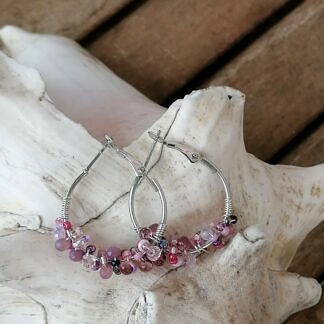 Creolen Perlen Ohrringe 2.5 x 3cm mit rosa violetten pinken und lachsfarbenen Glasperlen nickelfrei