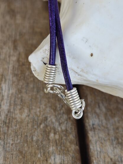 Lederhalsband mit 20mm mit bunter Lebensbaum Cabochonperle eingefasst in bronze Blumenanhänger mit violettem 2mm Lederband Endkappen und Karabiner versilbert