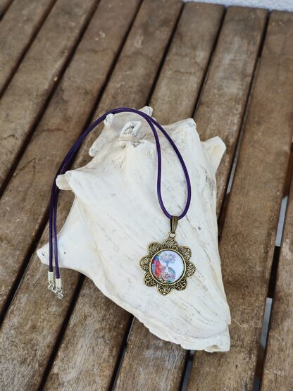 Lederhalsband mit 20mm mit bunter Lebensbaum Cabochonperle eingefasst in bronze Blumenanhänger mit violettem 2mm Lederband Endkappen und Karabiner versilbert