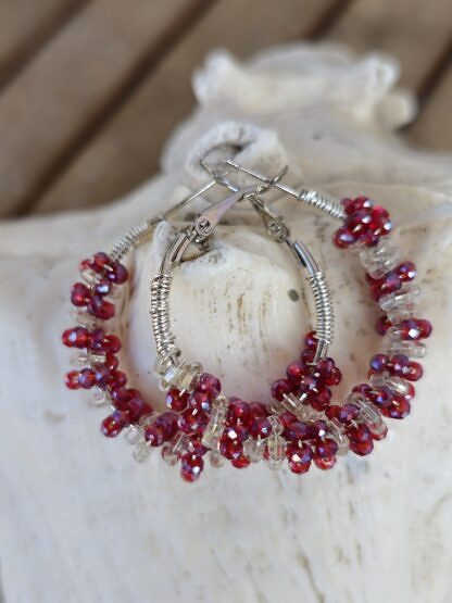 Creolen Perlen Ohrringe 3.5 x 4cm kleinen weissen und roten glitzernden Glasperlen nickelfrei Loop Ohrringe Creolen Ohrschmuck