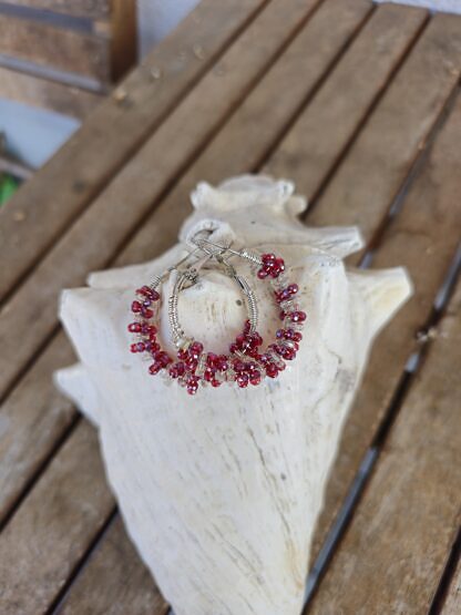 Creolen Perlen Ohrringe 3.5 x 4cm kleinen weissen und roten glitzernden Glasperlen nickelfrei Loop Ohrringe Creolen Ohrschmuck
