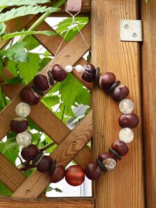 Drahtkranz Kastanienkranz Herbstdeko Fensterdeko Türdeko mit Kastanien Eichelhütchen grünen Glasrondellen weissglänzenden Acrylperlen weissen Glanzperlen roter Glasperle