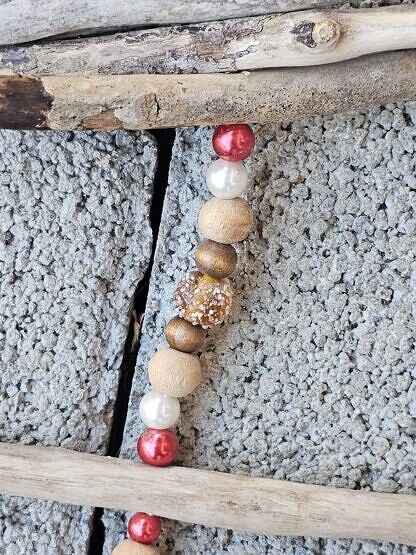 Schwemmholz Girlande Treibholz Windspiel Schwemmholz Deko Türdeko mit Holz und Glöckchenanhänger rot mit Edelweiss bemalt roten Glanzperlen beigen und braunen Holzperlen goldenen Glasperlen Mobile Fensterdeko