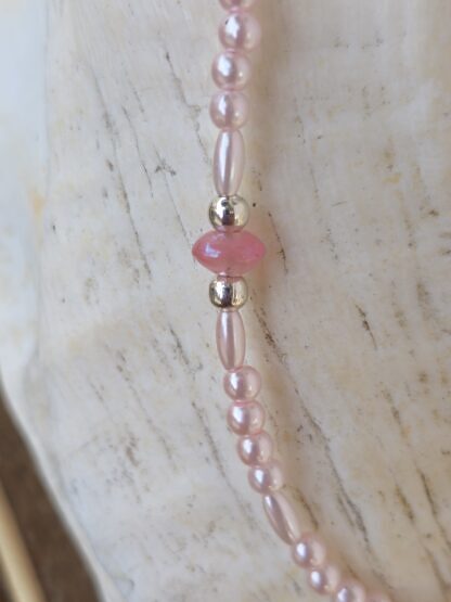 Kinder Halskette Mädchen Perlenkette mit runden und ovalen rosa Glanzperlen runden silberfarbenen Metallperlen rosa Glasperlen Haas Anhänger weiss pink emailliert Kinderschmuck