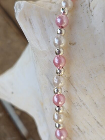 Kinder Halskette Mädchen Perlenkette mit weissen und rosa Glanzperlen runden silberfarbenen Metallperlen und Flip Flop Anhänger aus Antiksilber Kinderschmuck