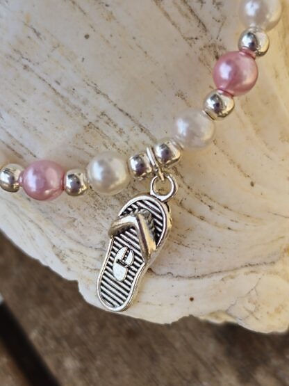 Kinder Halskette Mädchen Perlenkette mit weissen und rosa Glanzperlen runden silberfarbenen Metallperlen und Flip Flop Anhänger aus Antiksilber Kinderschmuck