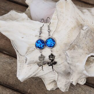 Cabochon Ohrringe Ohrhänger Ohrschmuck aus Edelstahl mit 10mm Resin Cabochon blau Glitter und Blümchen Anhänger ebenfalls aus Edelstahl