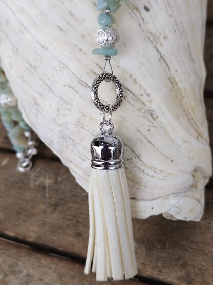 Lange Edelstein Halskette mit Amazonit Splitter silbernen Sternenstaub Perlen Quastenanhänger weiss aus imitiertem Wildleder Hakenverschluss aus Silber