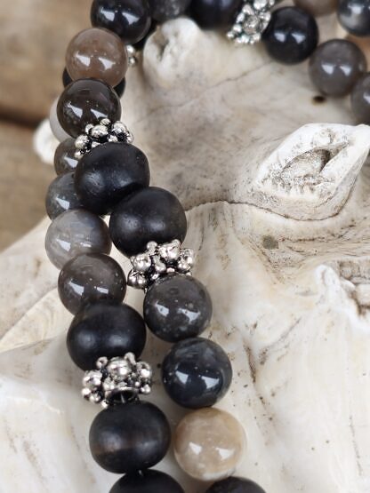 Lange Halskette mit Feuersteinperlen Blumenrondellen aus Antiksilber schwarzen Holzperlen Karabinerverschluss versilbert