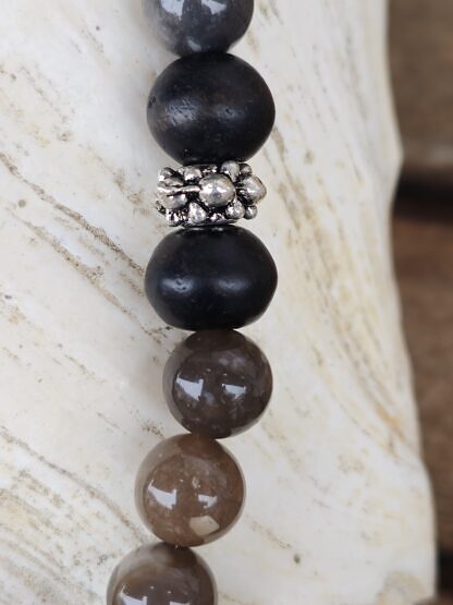 Lange Halskette mit Feuersteinperlen Blumenrondellen aus Antiksilber schwarzen Holzperlen Karabinerverschluss versilbert